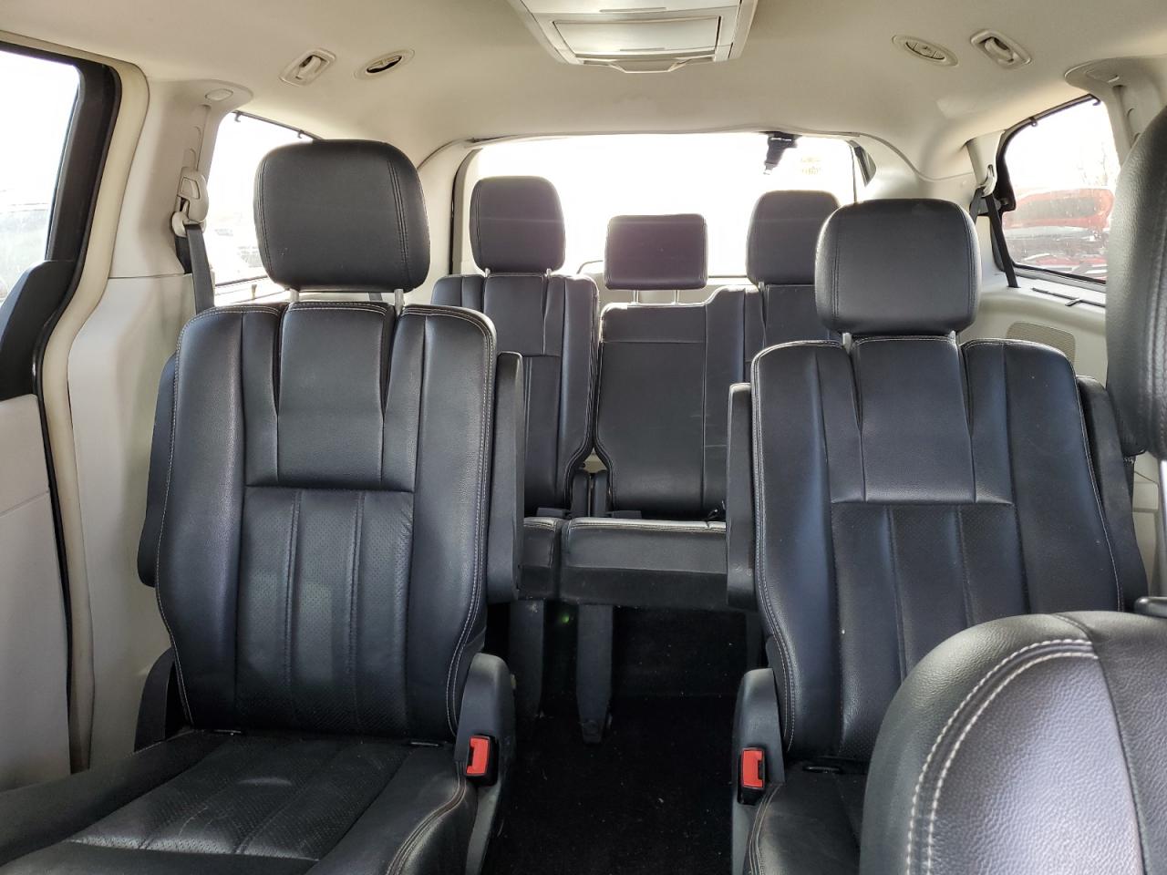 2011 Chrysler Town & Country - Image 10