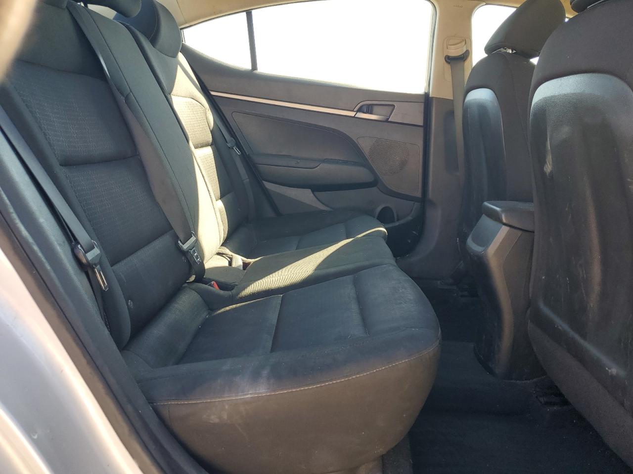 2018 Hyundai Elantra - Image 11