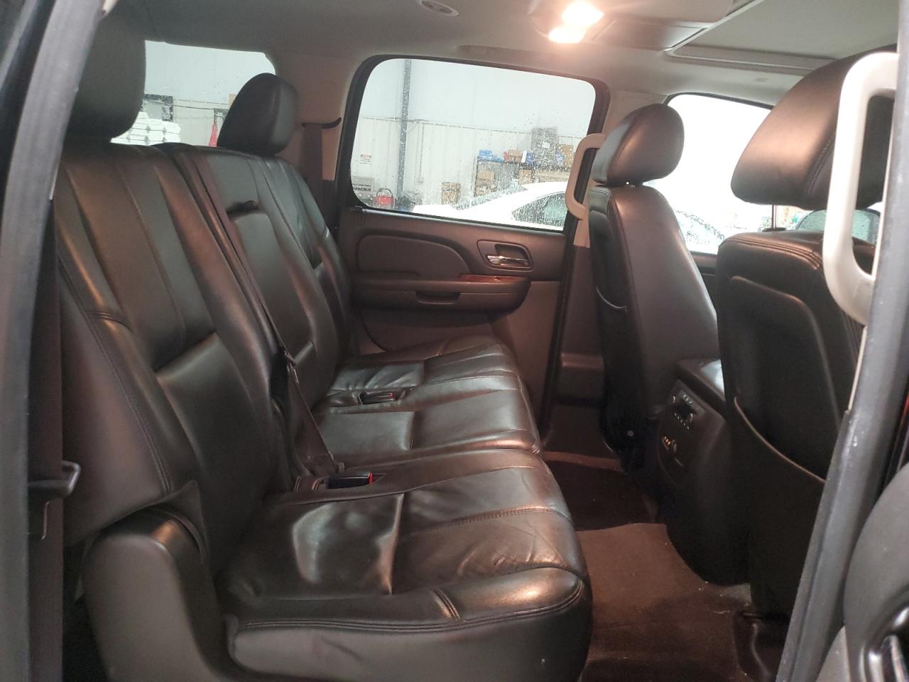 2014 Chevrolet Suburban - Image 11