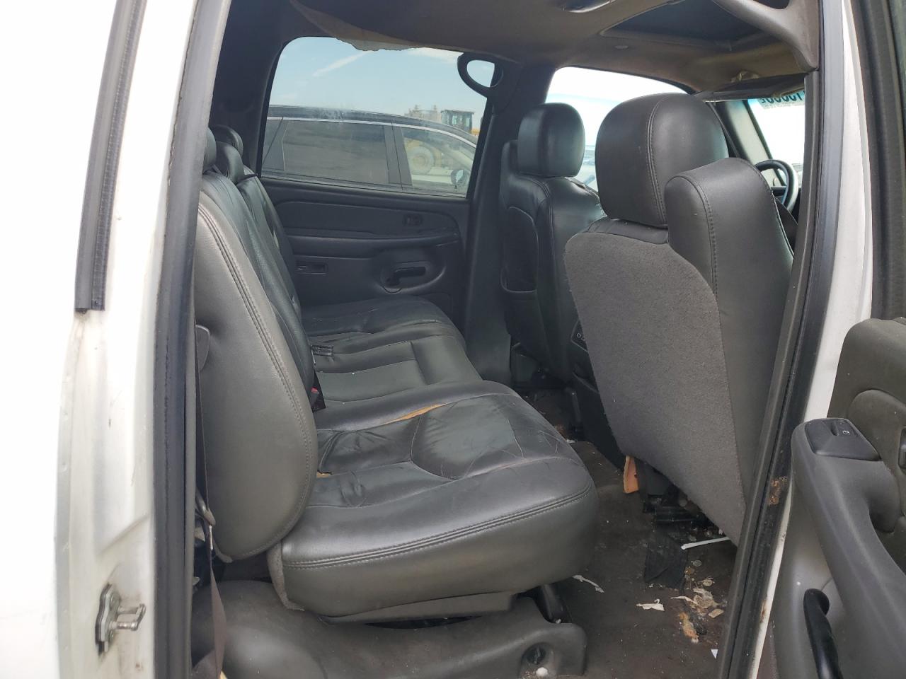 2004 Chevrolet Avalanche - Image 10