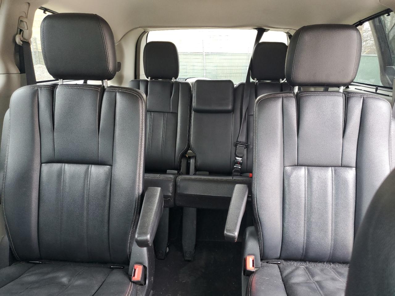 2016 Chrysler Town & Country - Image 10