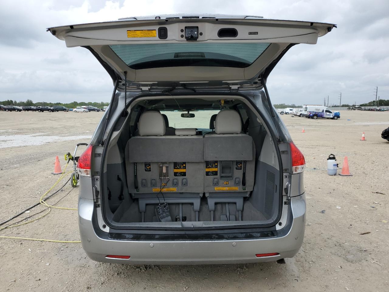 2011 Toyota Sienna - Image 6