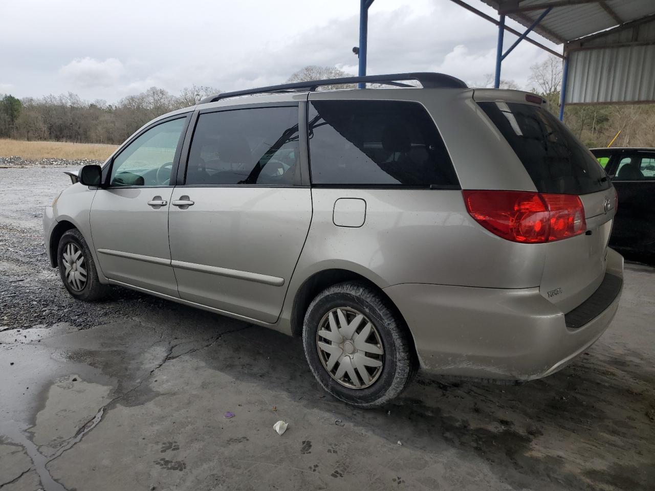 2010 Toyota Sienna - Image 2