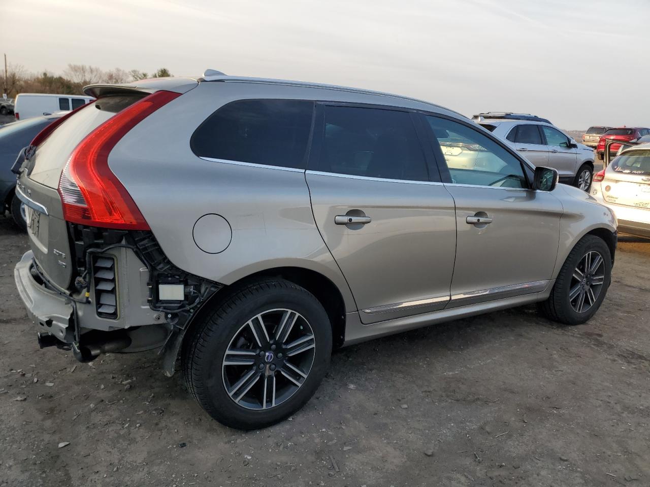 2016 Volvo XC60 - Image 3