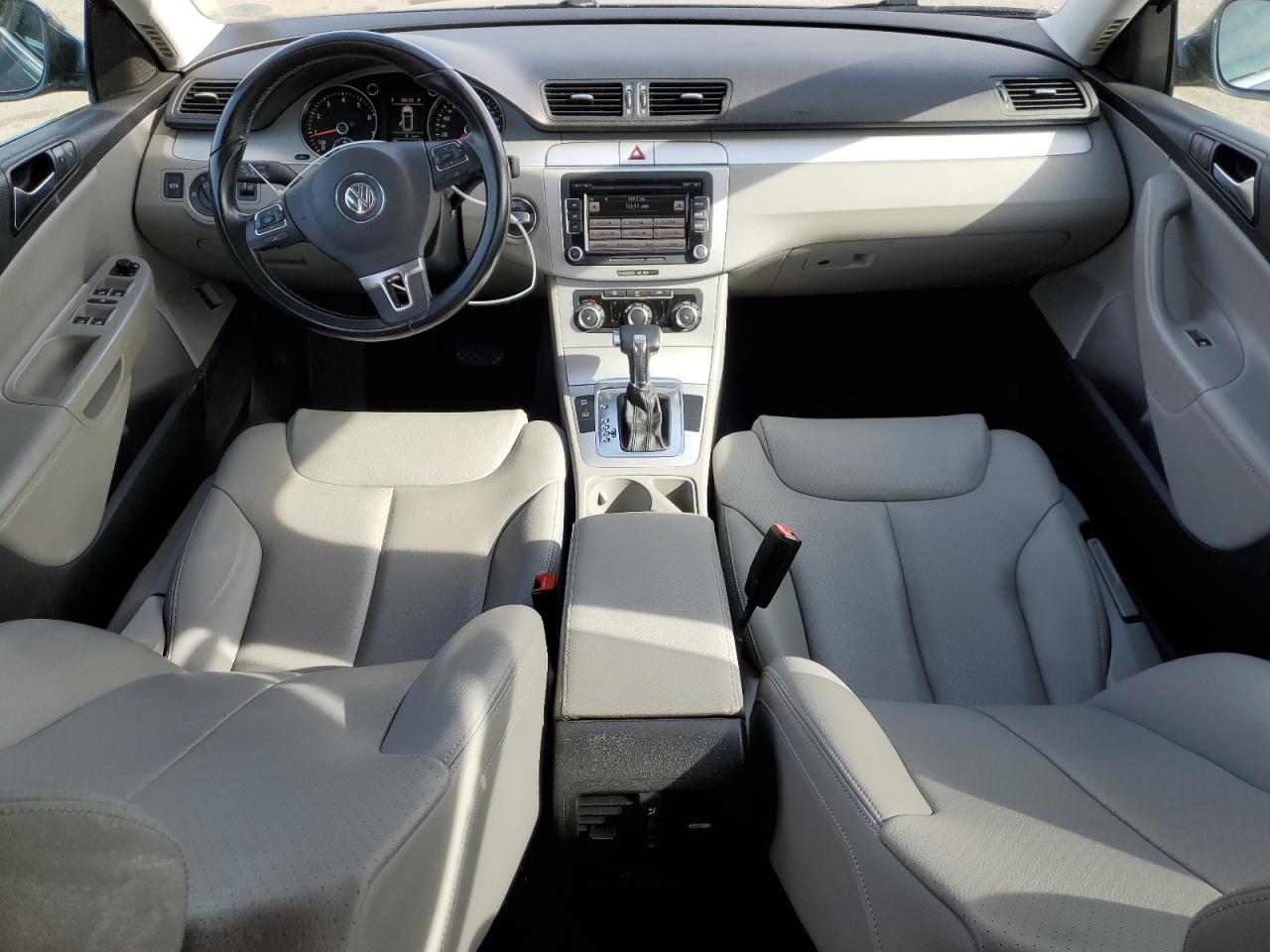 2010 Volkswagen Passat - Image 8