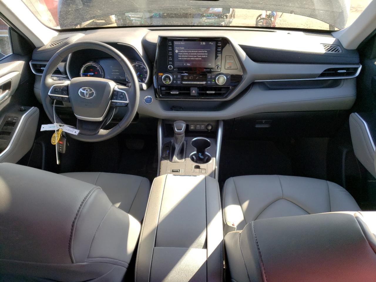 2022 Toyota Highlander - Image 8