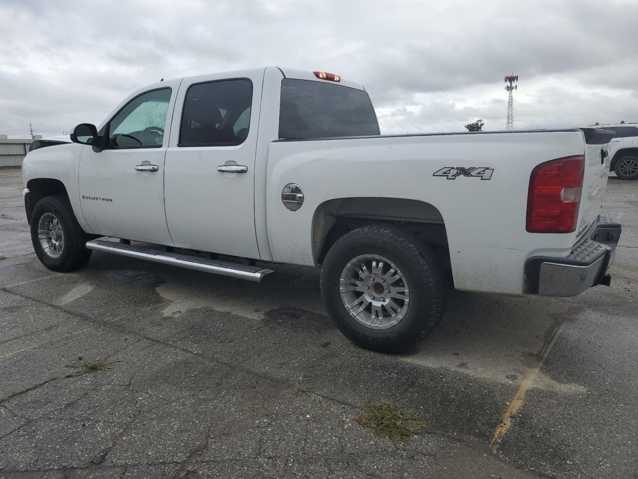 2007 Chevrolet Silverado - Image 2