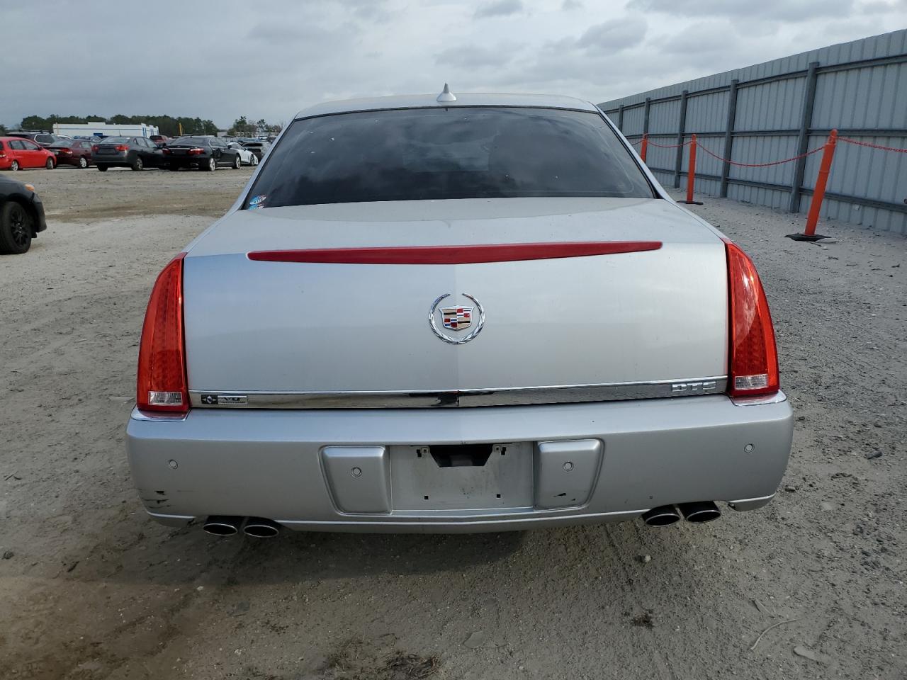 2011 Cadillac DTS - Image 6
