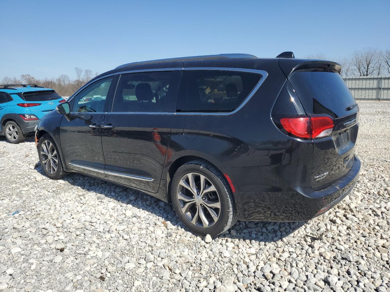 2017 Chrysler Pacifica - Image 2