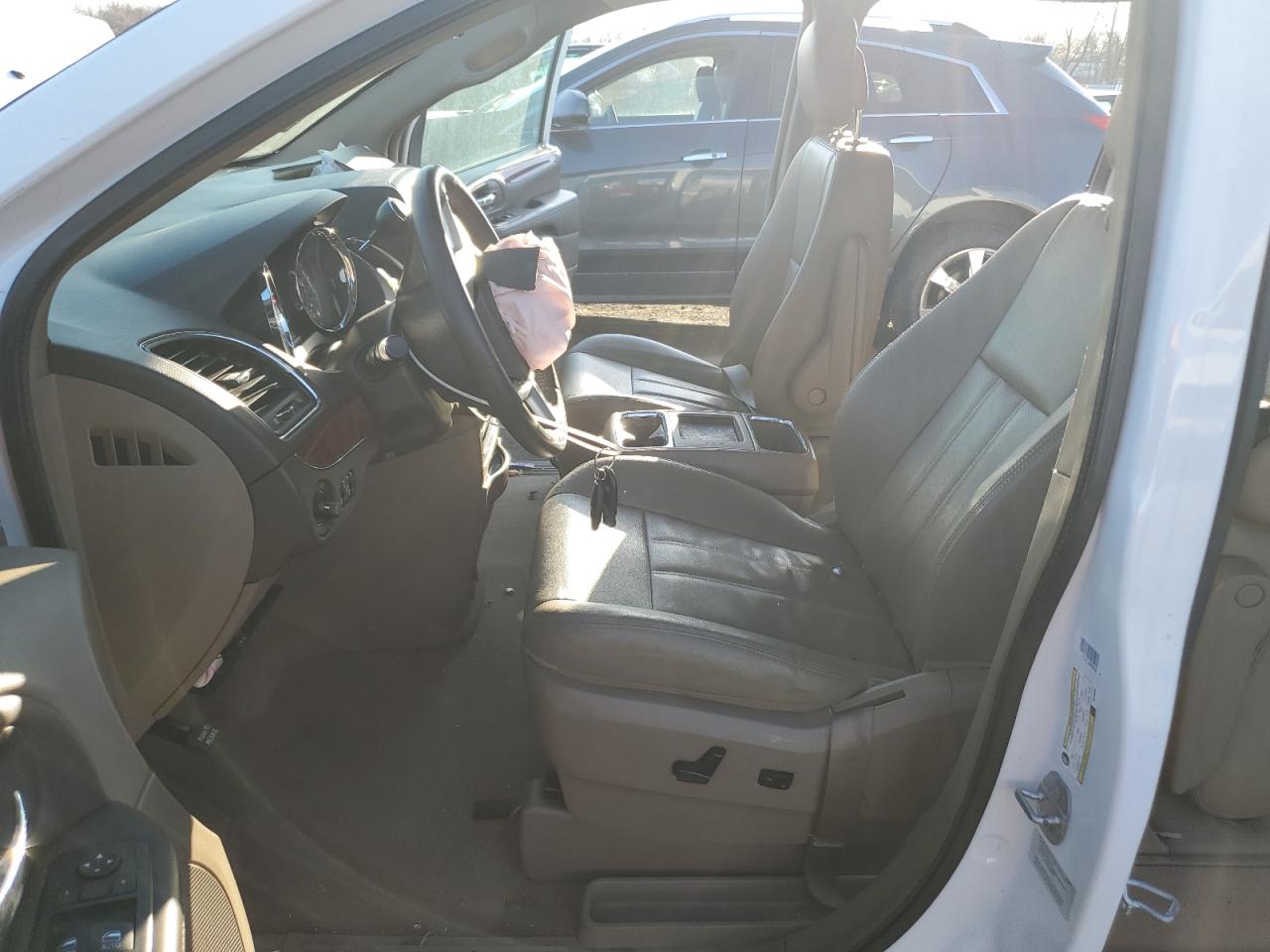 2016 Chrysler Town & Country - Image 7