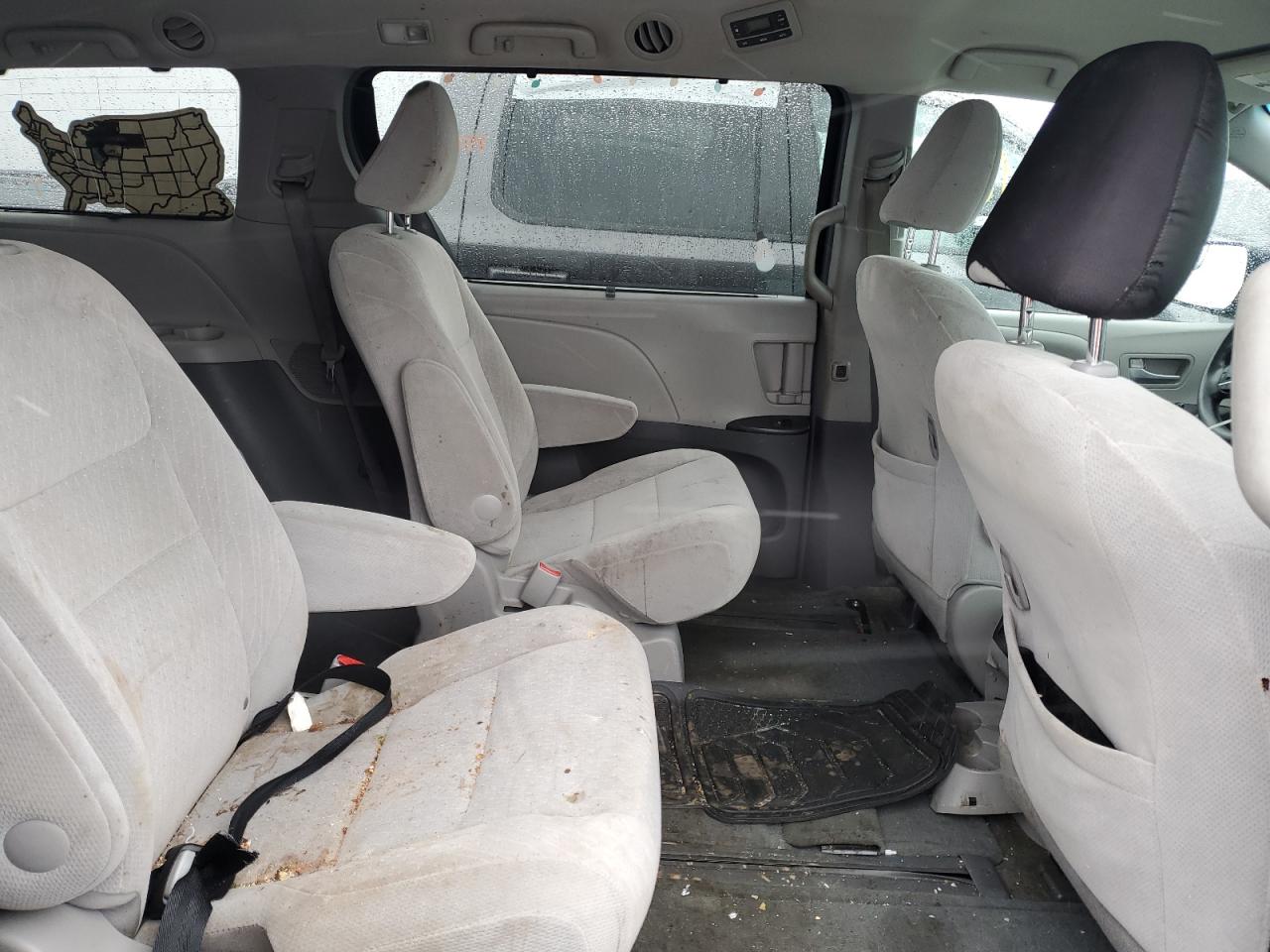 2017 Toyota Sienna - Image 11