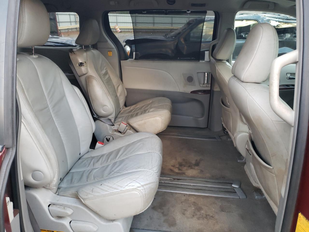 2011 Toyota Sienna - Image 11