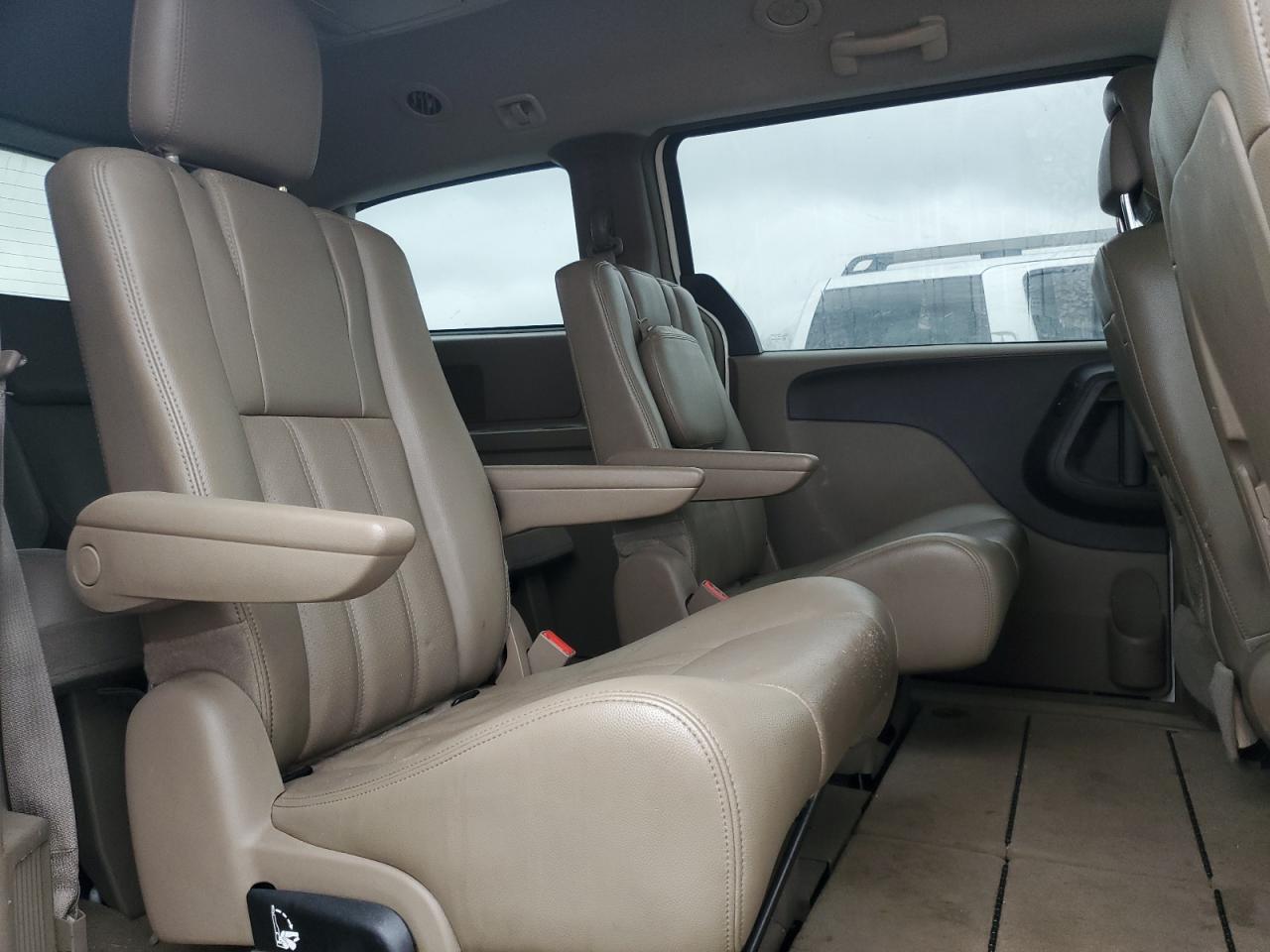 2012 Chrysler Town & Country - Image 11