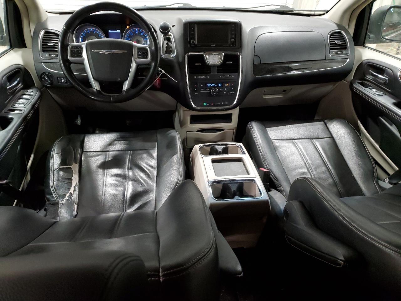 2013 Chrysler Town & Country - Image 8