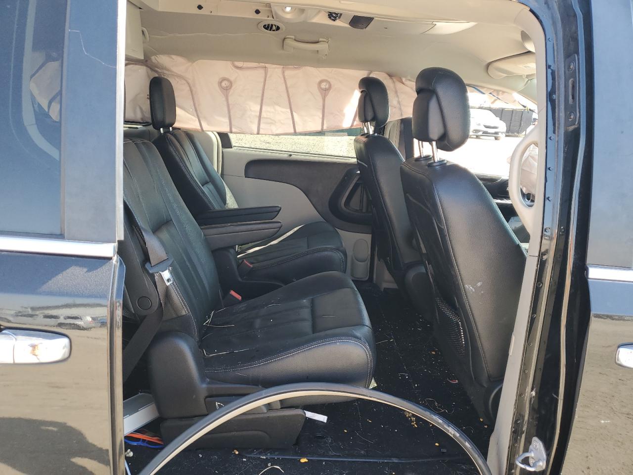 2016 Chrysler Town & Country - Image 11