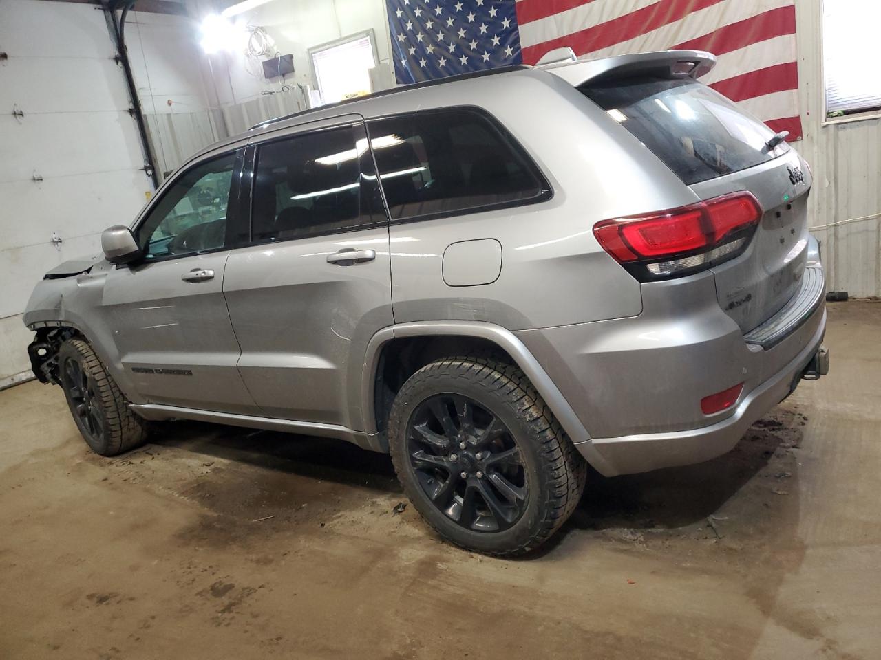 2017 Jeep Grand Cherokee - Image 2