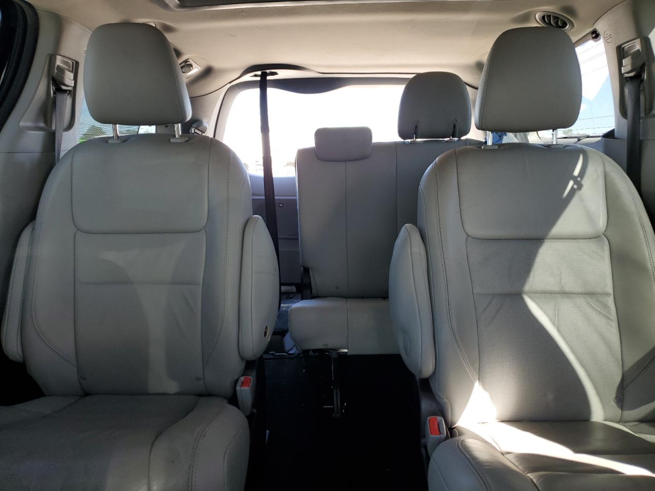 2016 Toyota Sienna - Image 10