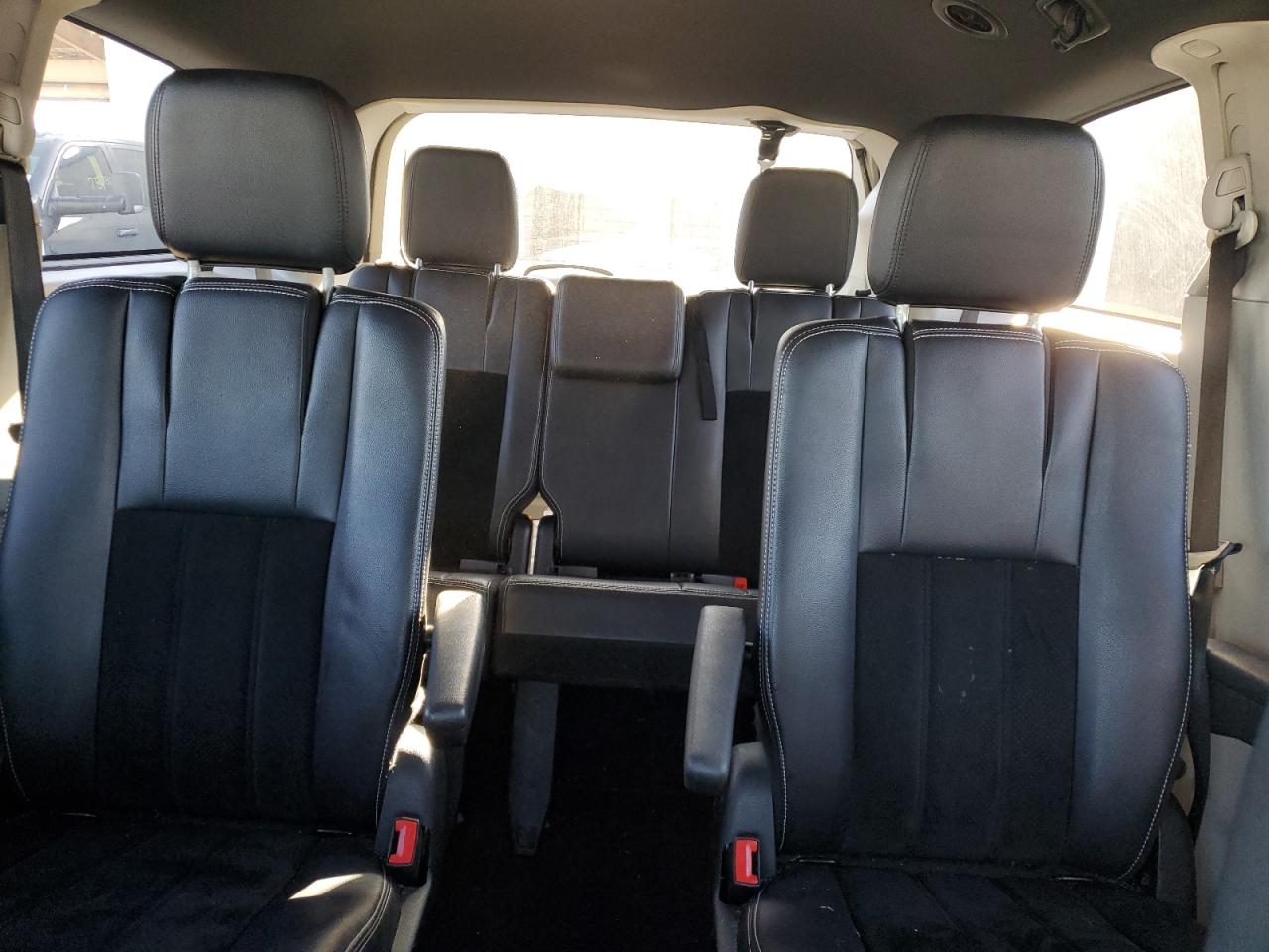 2017 Dodge Caravan - Image 10