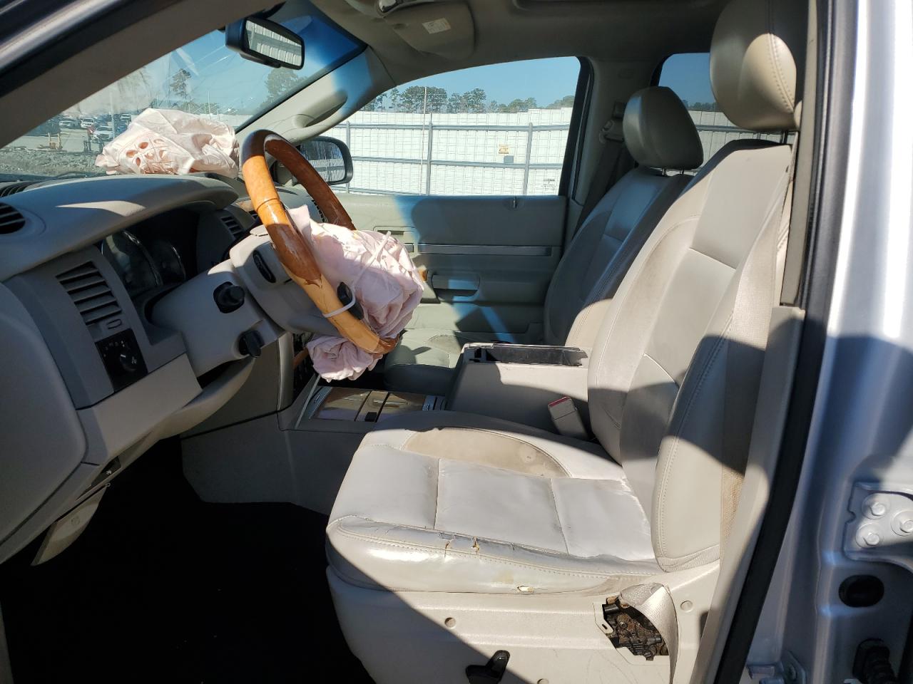 2008 Chrysler Aspen - Image 7