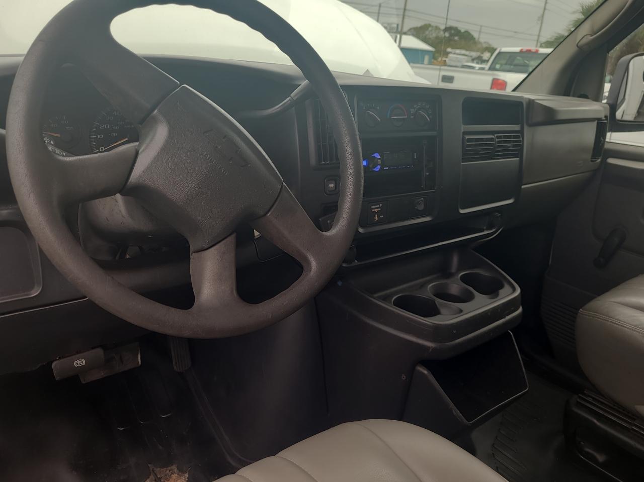 2006 Chevrolet Express - Image 9