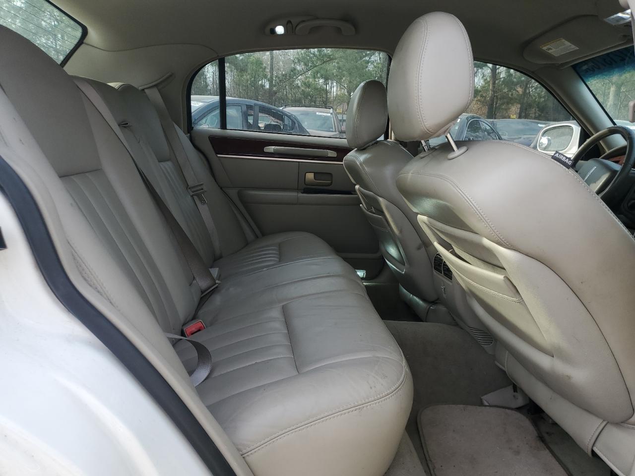 2005 Lincoln Town Car - Image 10