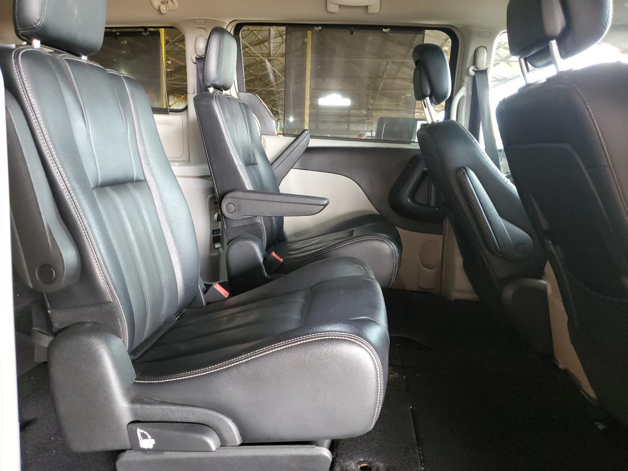 2015 Chrysler Town & Country - Image 11