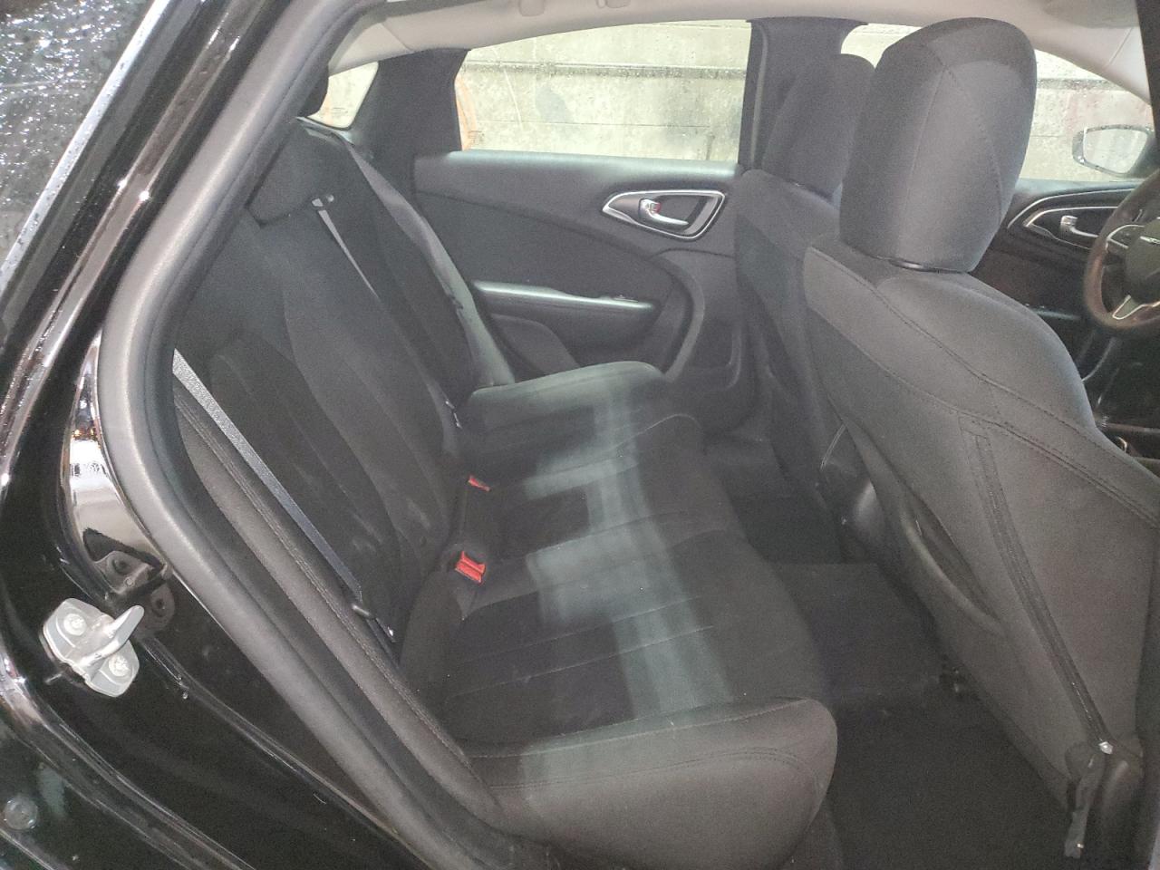 2016 Chrysler 200 - Image 10