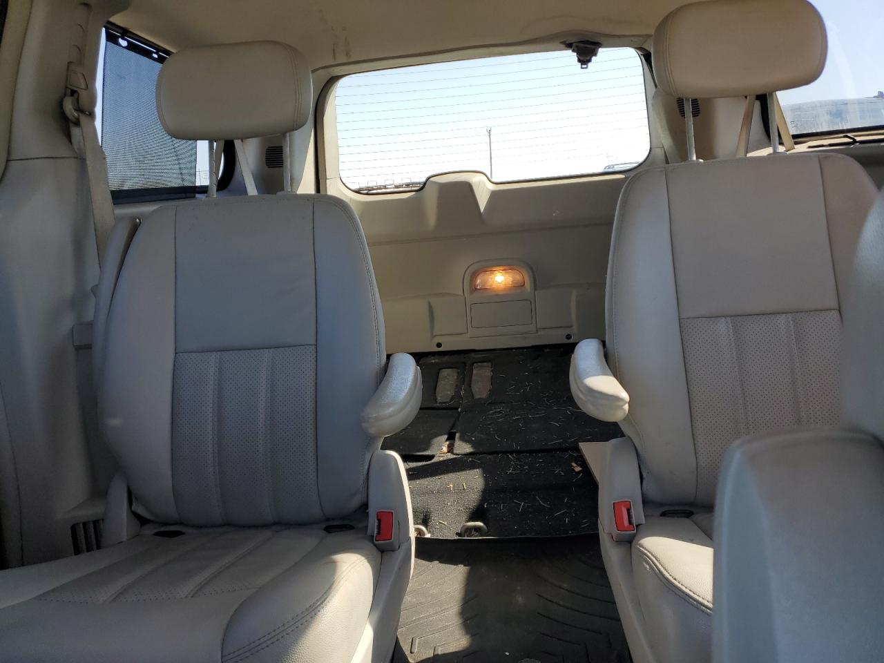 2010 Chrysler Town & Country - Image 10