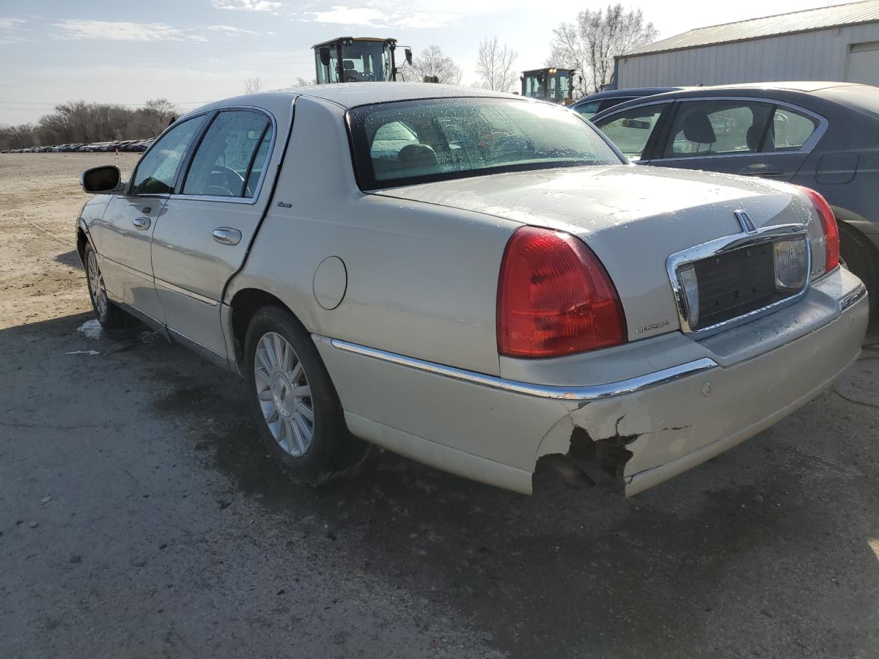 2004 Lincoln Town Car - Image 2