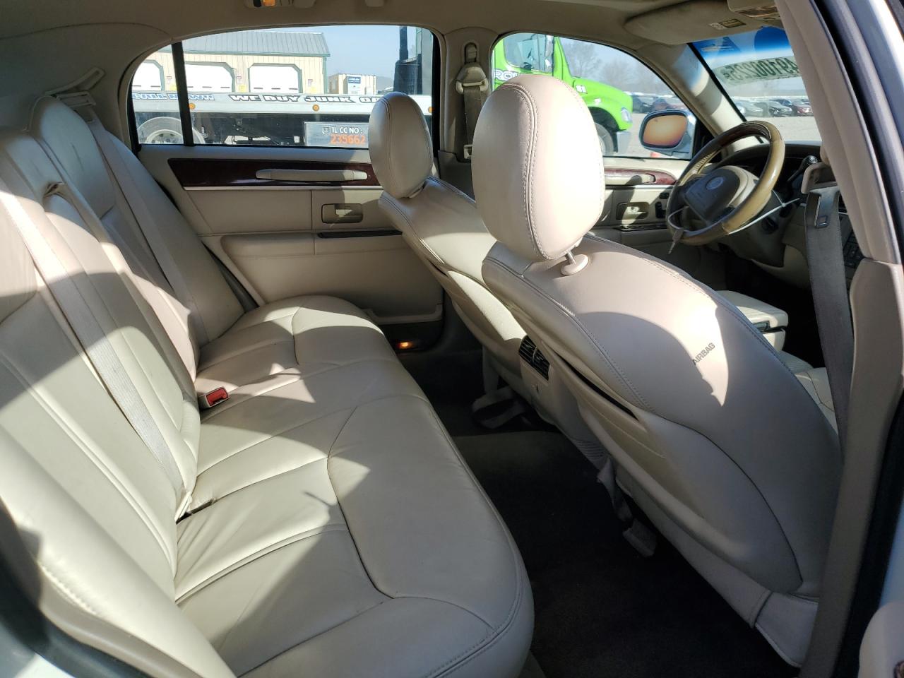 2004 Lincoln Town Car - Image 10