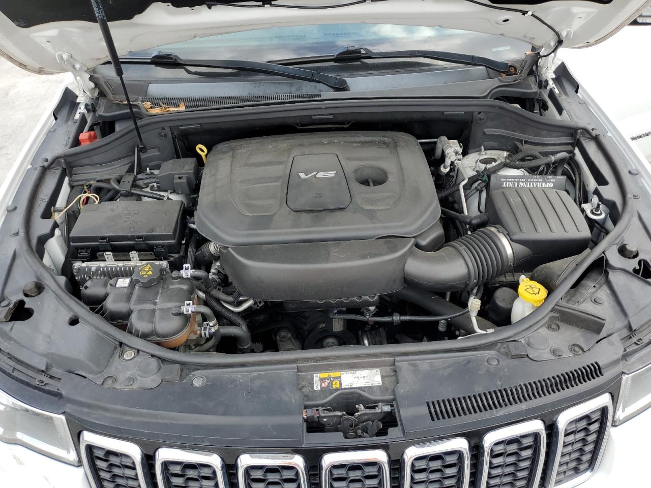 2017 Jeep Grand Cherokee - Image 12