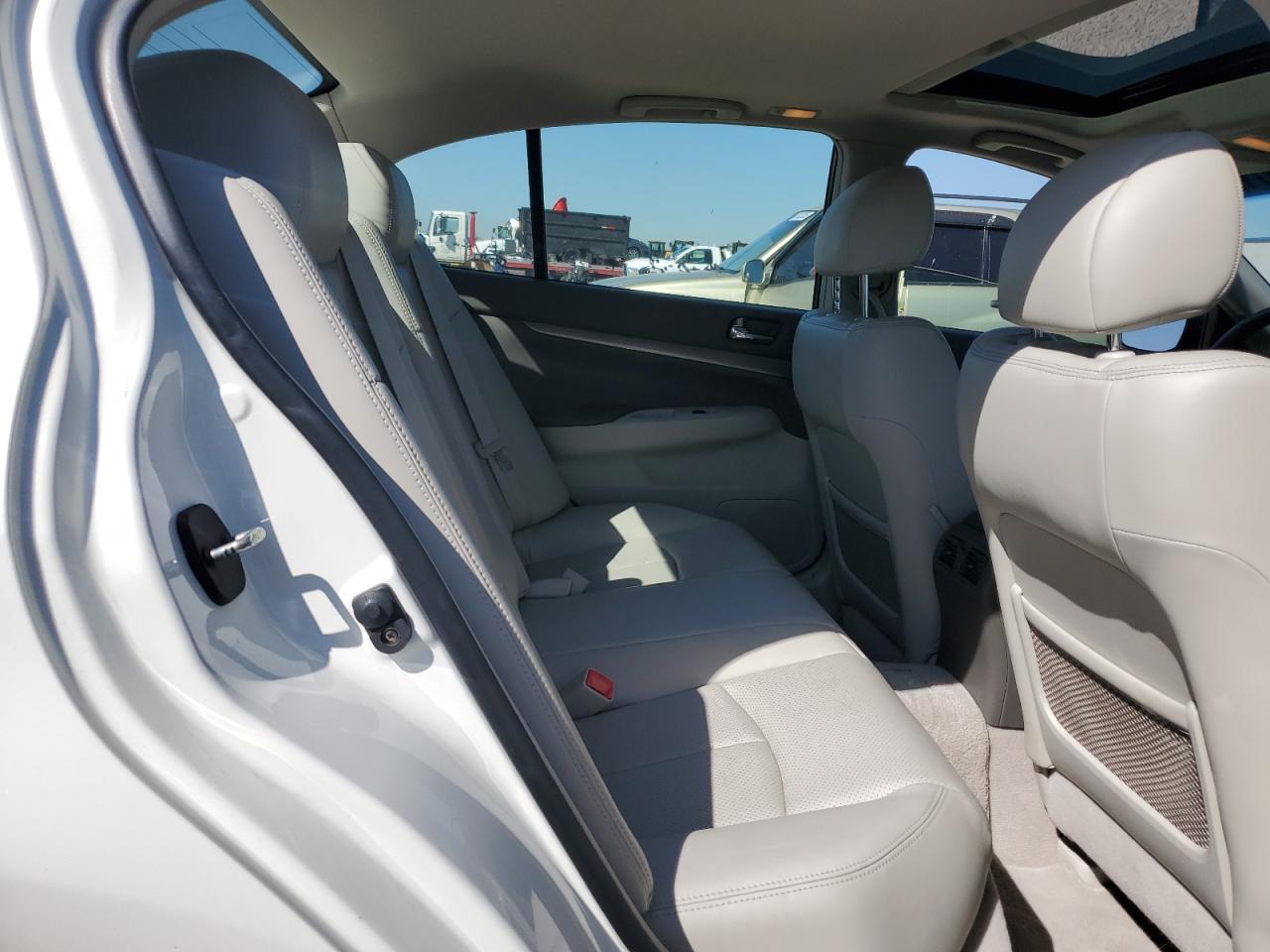 2011 Infiniti G - Image 10