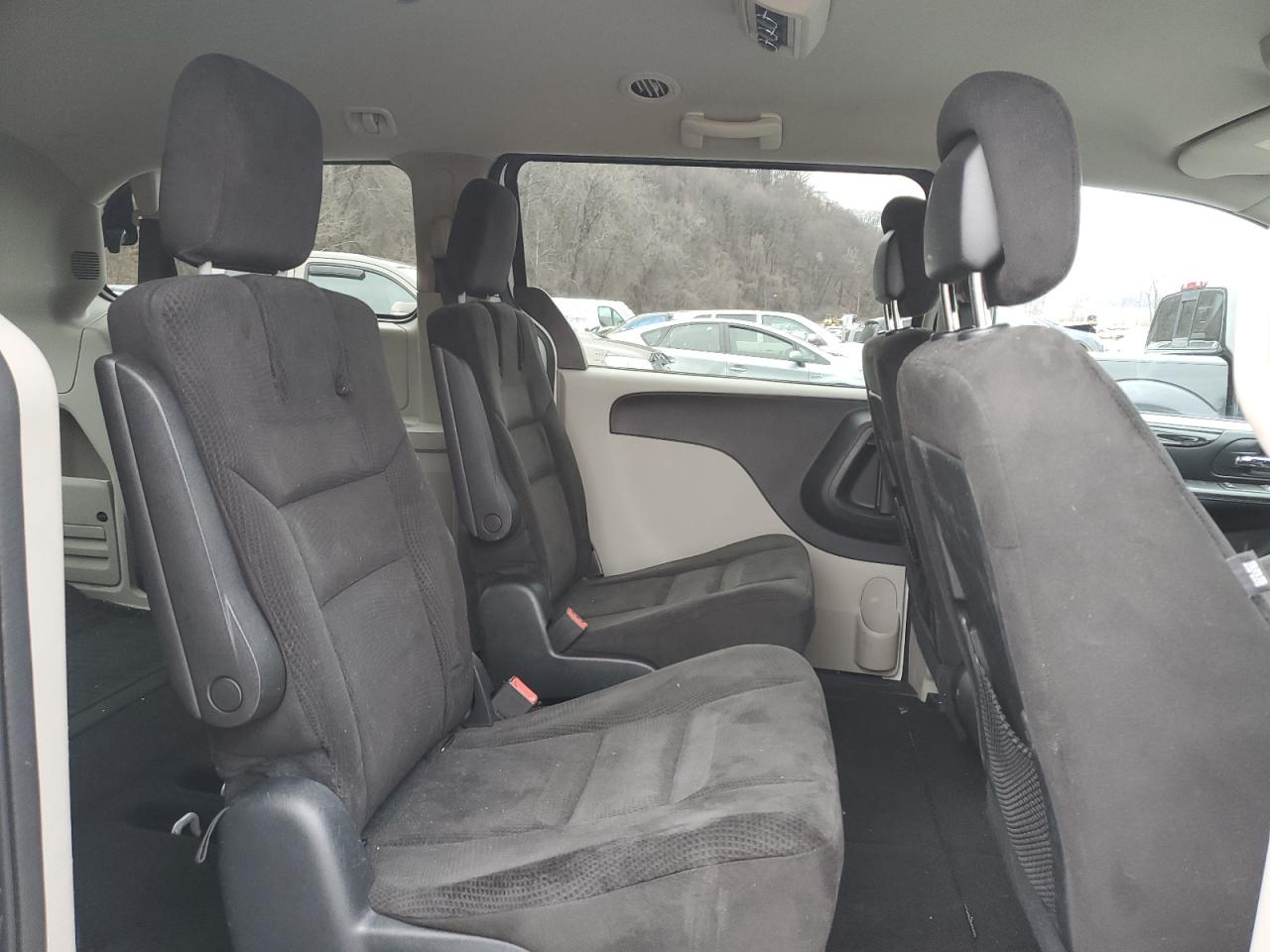2016 Dodge Caravan - Image 11
