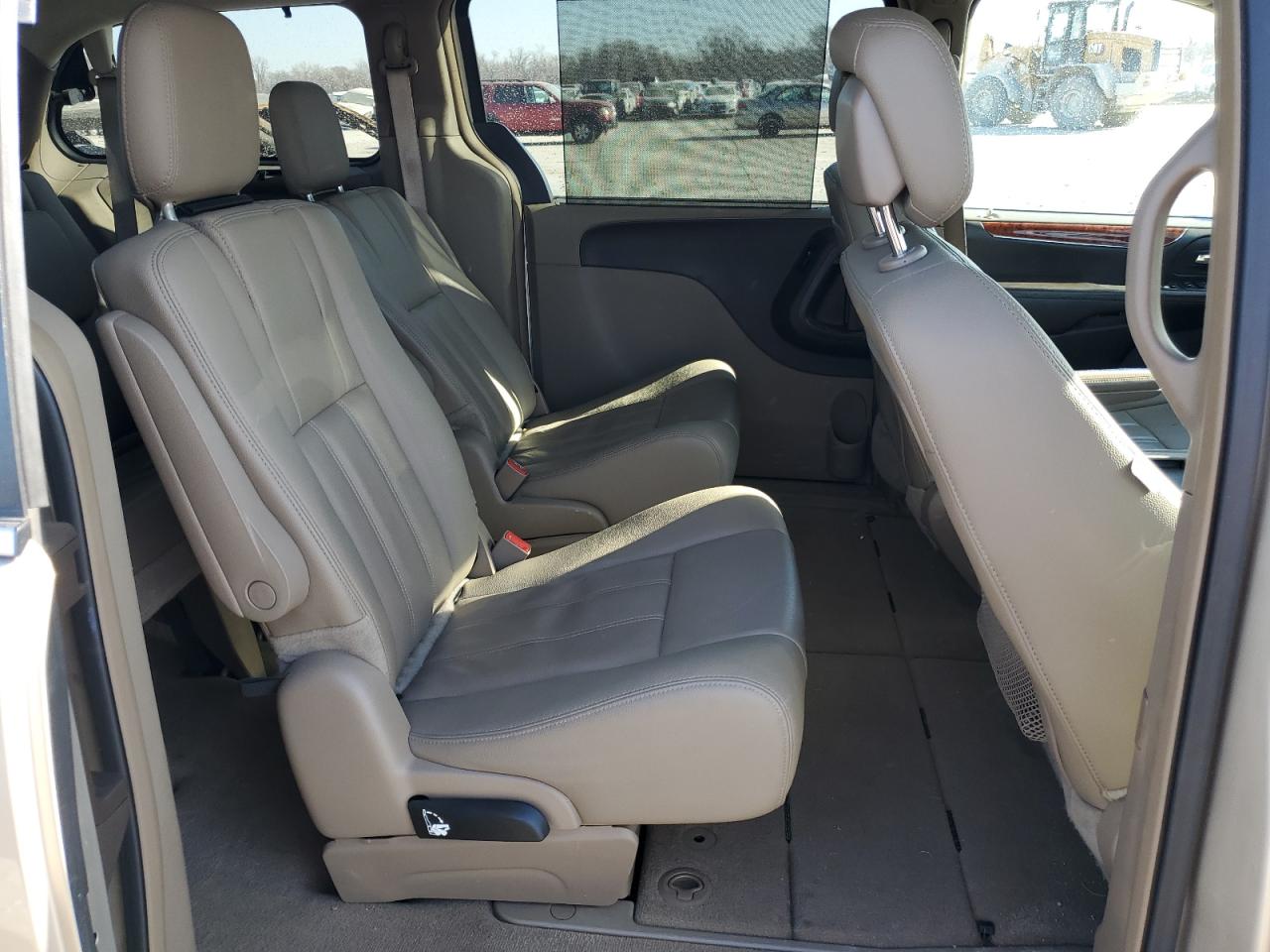 2015 Chrysler Town & Country - Image 11