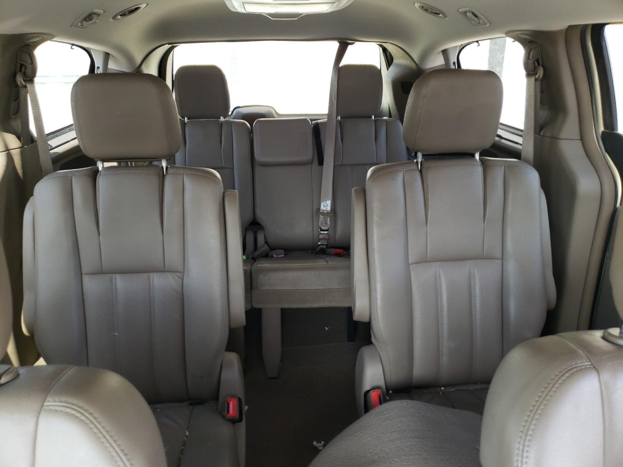 2011 Chrysler Town & Country - Image 10
