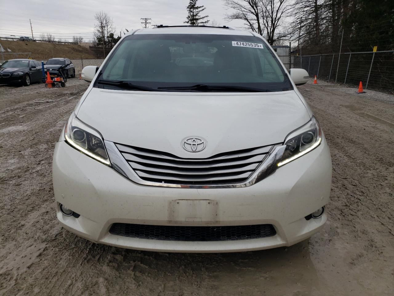 2015 Toyota Sienna - Image 5