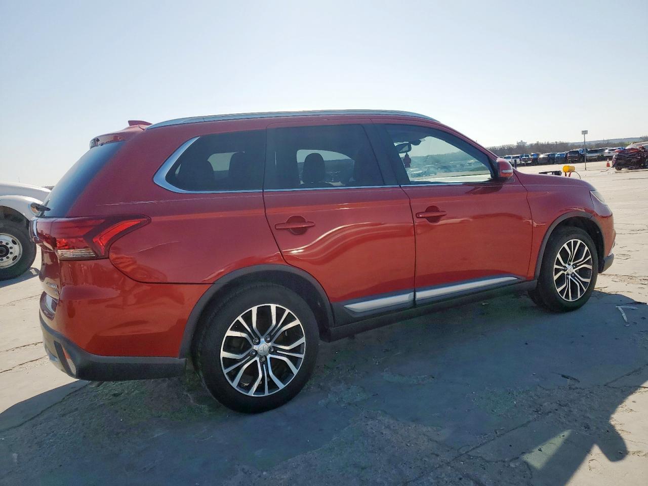 2017 Mitsubishi Outlander - Image 3