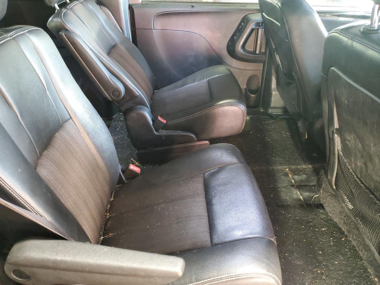 2015 Chrysler Town & Country - Image 11