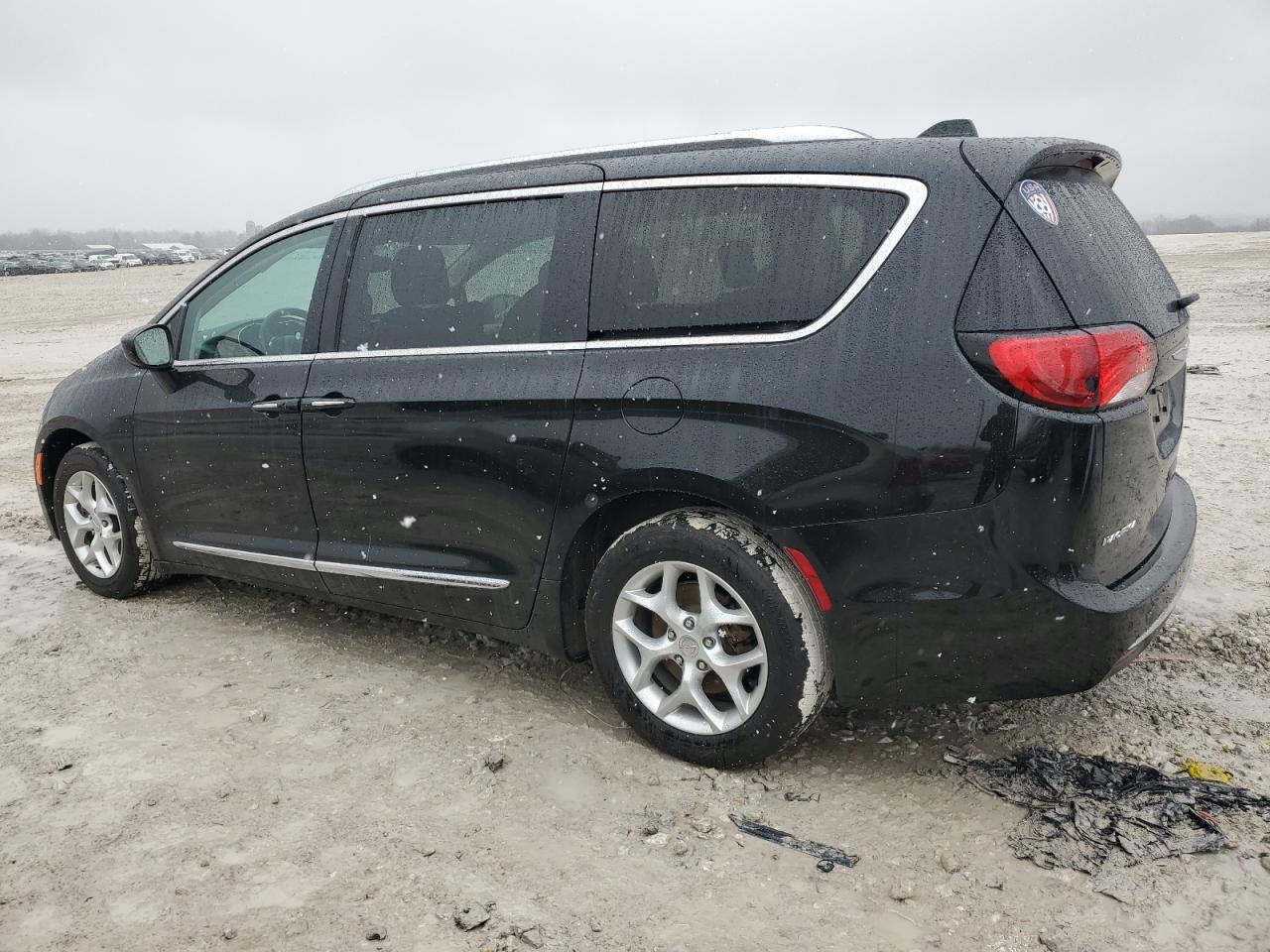 2017 Chrysler Pacifica - Image 2