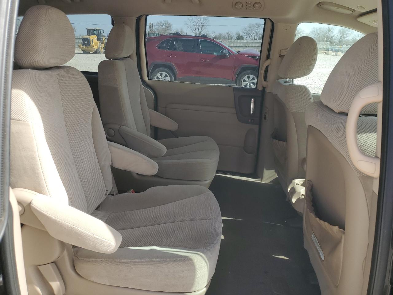 2012 Kia Sedona - Image 11