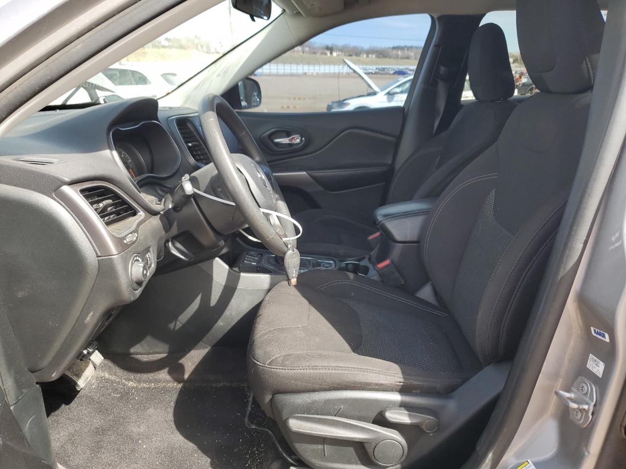 2019 Jeep Cherokee Latitude VIN: 1C4PJLCBXKD204746 Lot: 50268185