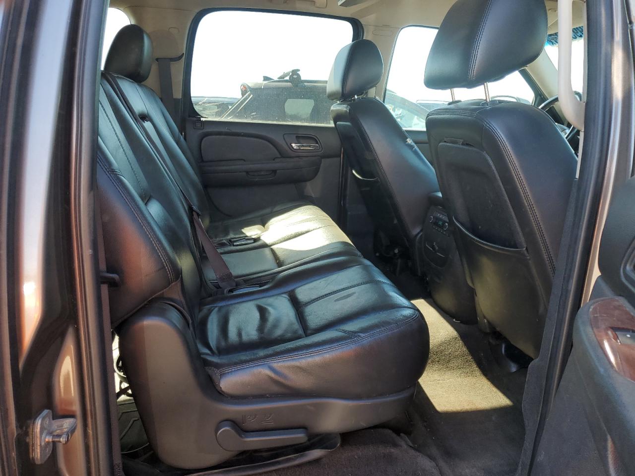 2011 Chevrolet Suburban - Image 11