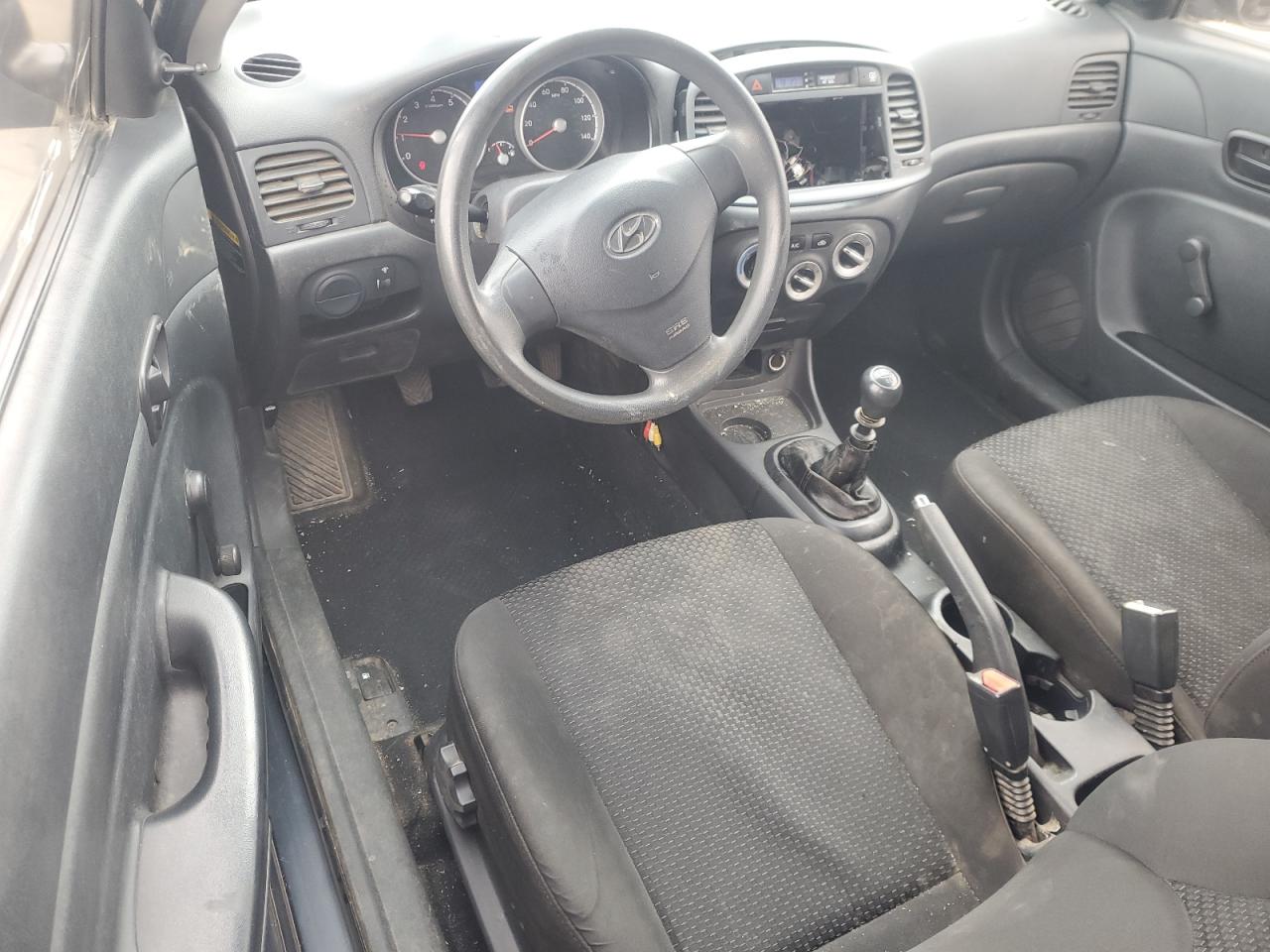 2010 Hyundai Accent - Image 8