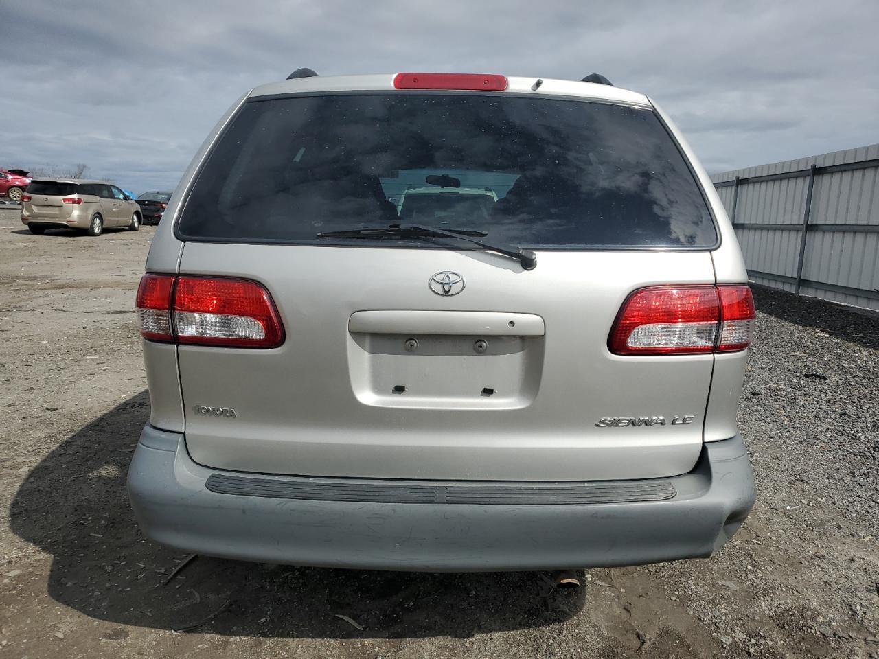 2002 Toyota Sienna - Image 6