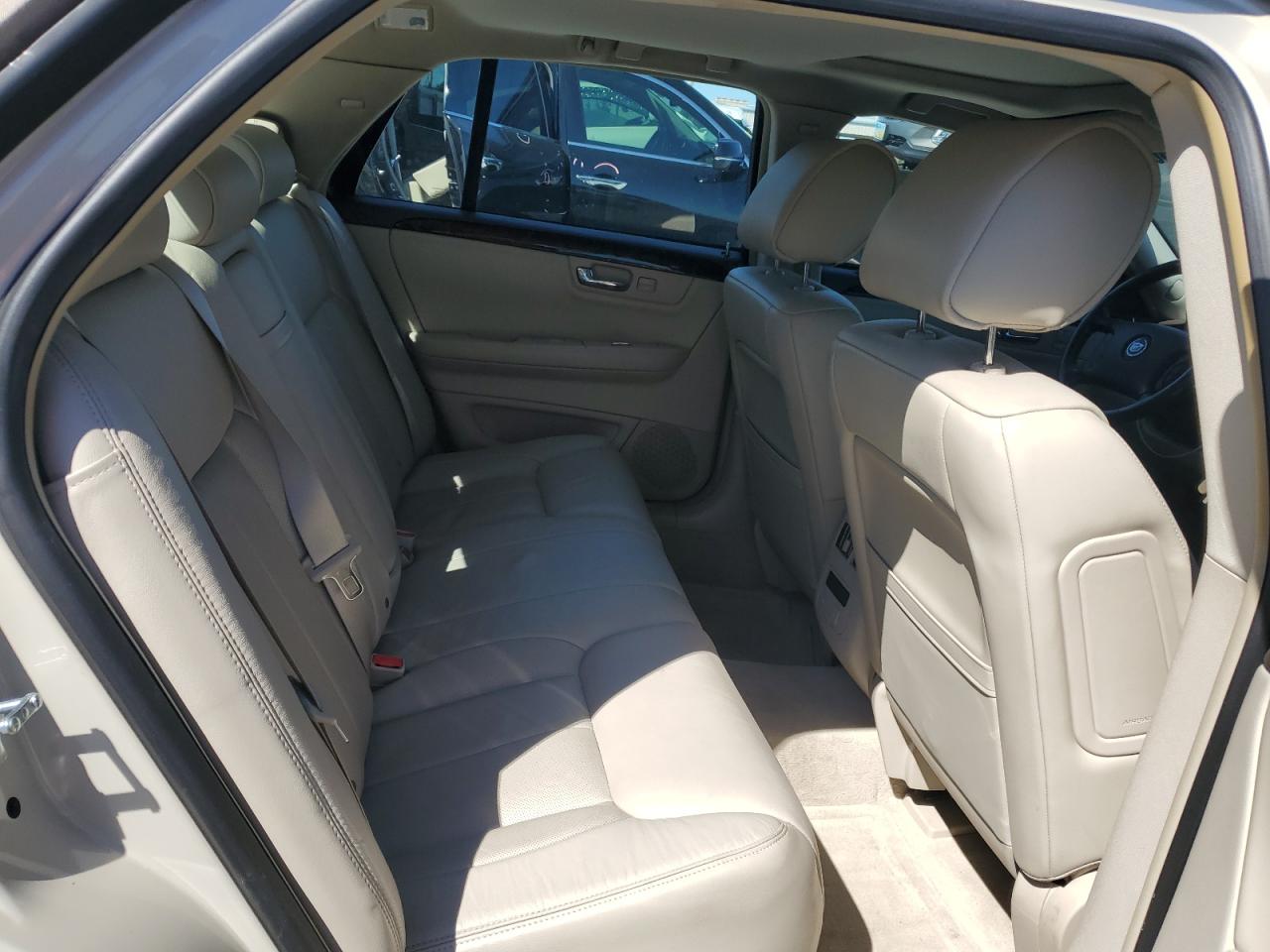 2011 Cadillac DTS - Image 10