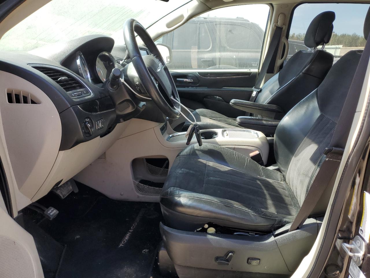 2015 Chrysler Town & Country - Image 7