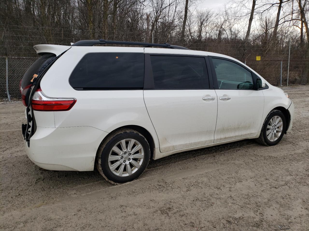 2015 Toyota Sienna - Image 3