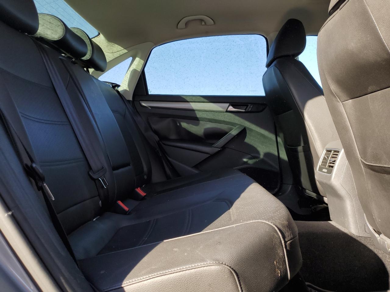 2014 Volkswagen Passat - Image 10