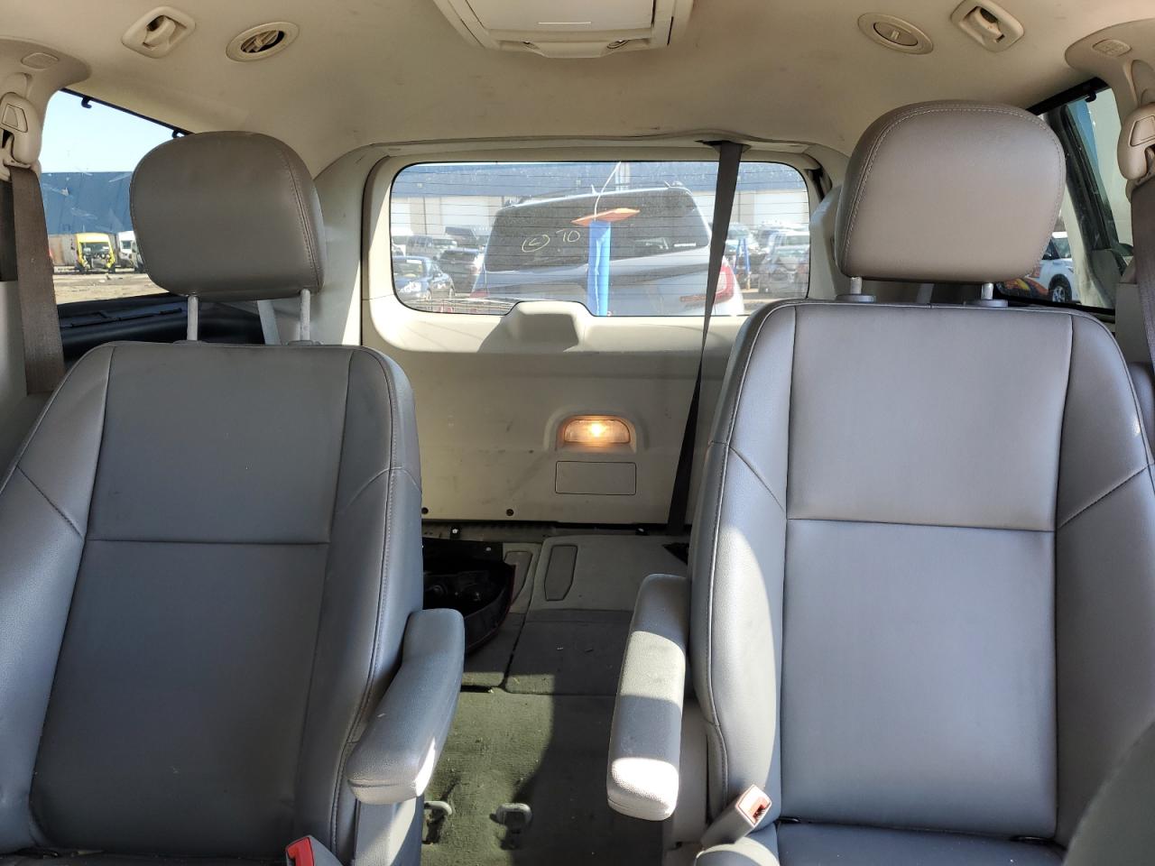 2013 Volkswagen Routan - Image 10