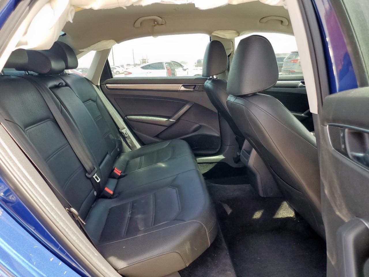 2016 Volkswagen Passat - Image 10